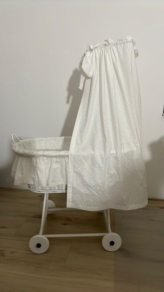 Witte wieg met hemeltje en wieltjes - Zo goed als nieuw, Kinderen en Baby's, Babywiegjes en Ledikanten, Ophalen, Zo goed als nieuw