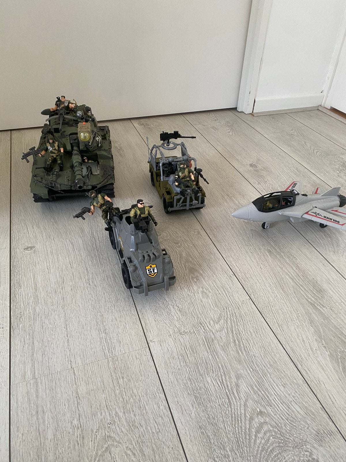 Speelset leger met o.a. grote tank en straaljager, Ophalen, Zo goed als nieuw, Overige schalen, Onderdeel