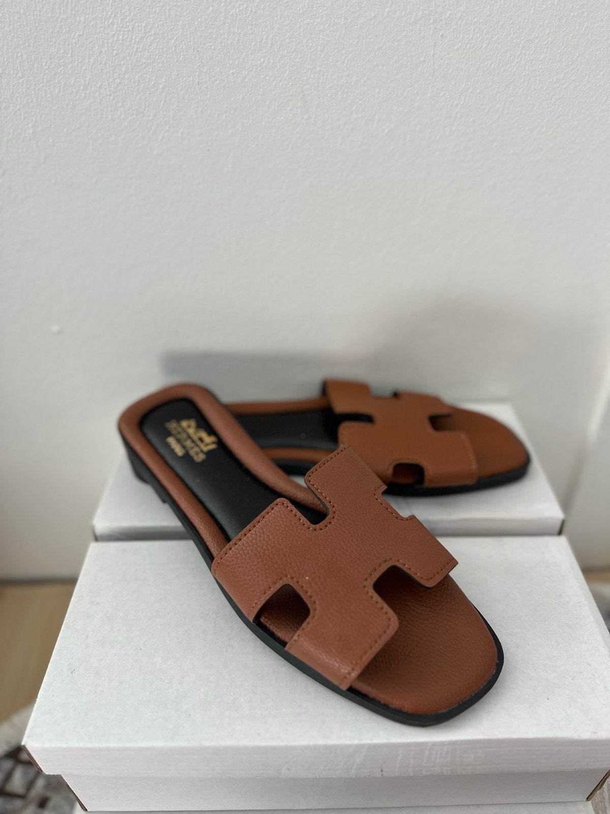 Hermes Oran Sandalen - Bruin, Ophalen of Verzenden, Zo goed als nieuw, Bruin, Slippers