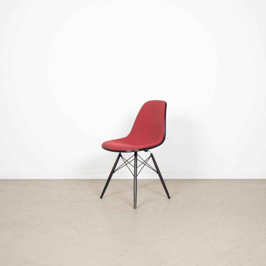 Vitra Eames DSW Stoel Rood/Zwart Stof/Kunststof - Hout, Huis en Inrichting, Niet ingevuld, Zo goed als nieuw, Hout, Rood