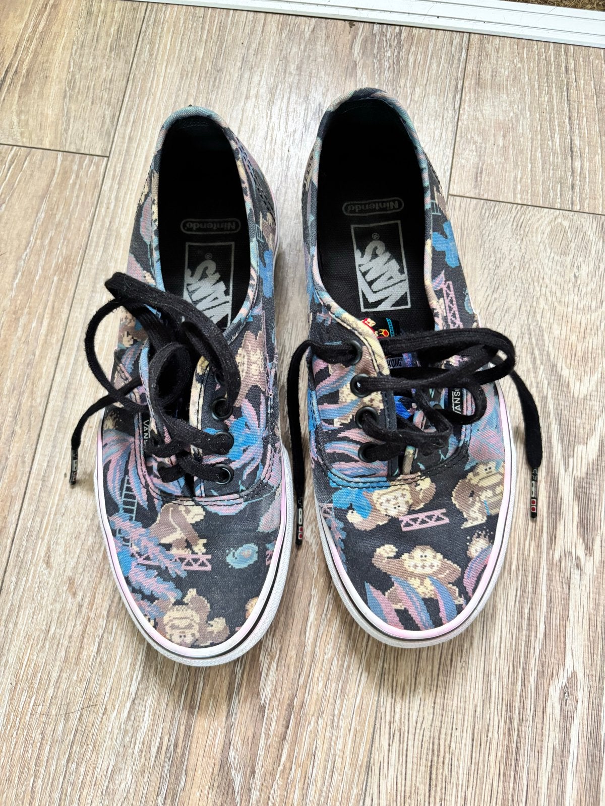 Vans x Nintendo Donkey Kong Sneakers - Maat 37, Ophalen of Verzenden, Gedragen, Overige kleuren, Sneakers of Gympen