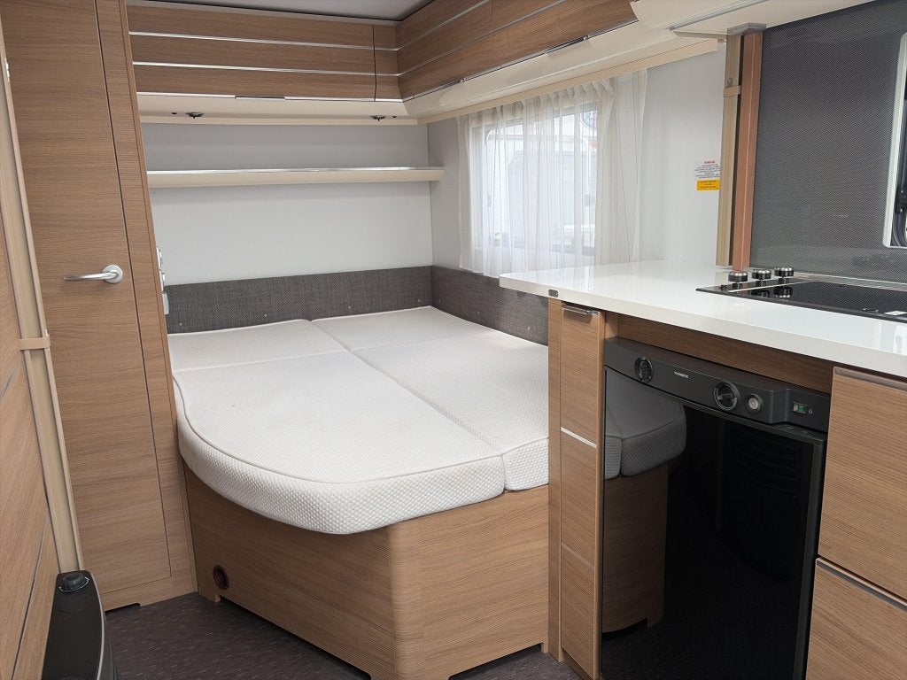 Adria Adora 472 UP Mover/Reservewiel, Caravans en Kamperen, Caravans, Rondzit, Bedrijf, 5 tot 6 meter, Schokbreker