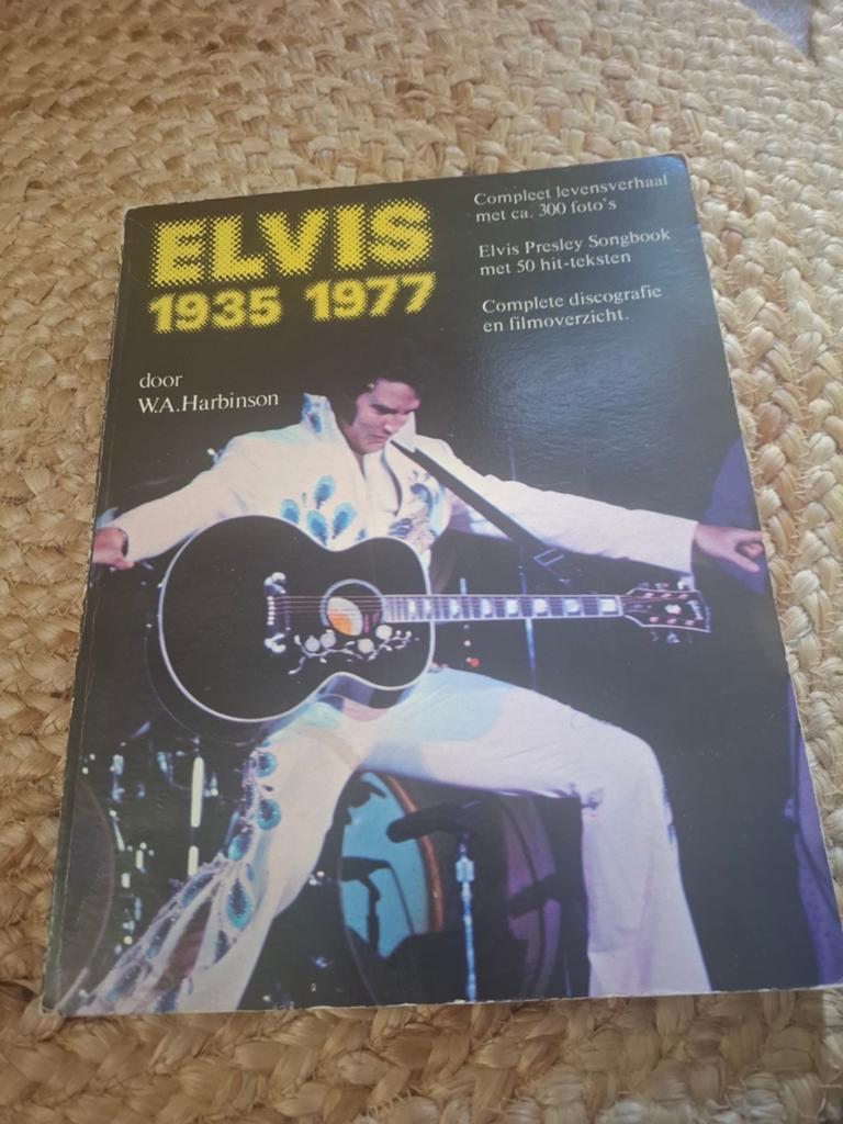 Elvis 1935-1977 - Compleet levensverhaal met foto's, Ophalen of Verzenden, Gelezen, Artiest, W.A. Harbinson