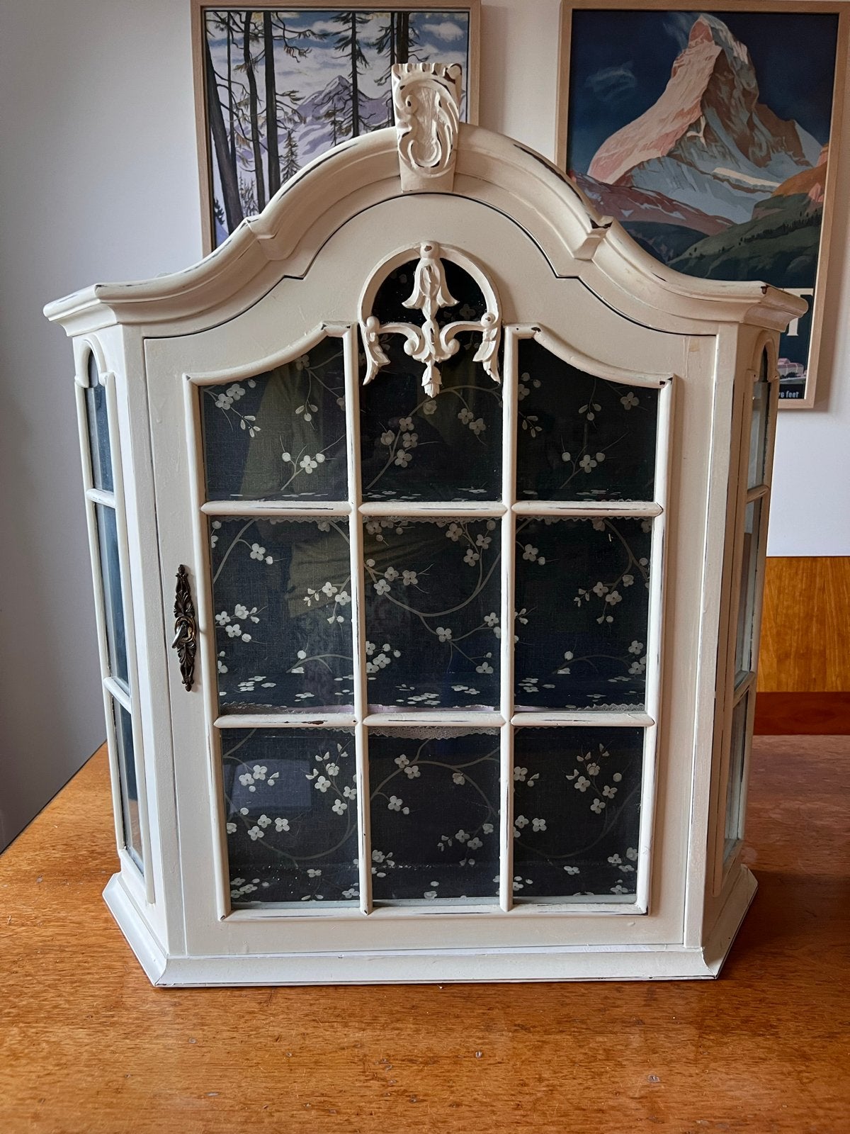 Brocante  vitrinekast, witgeschilderd met leuk behang, Ophalen