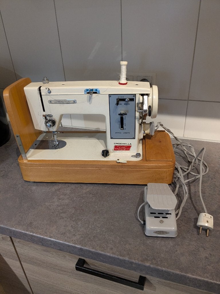 Oude naaimachine, Antiek en Kunst, Ophalen