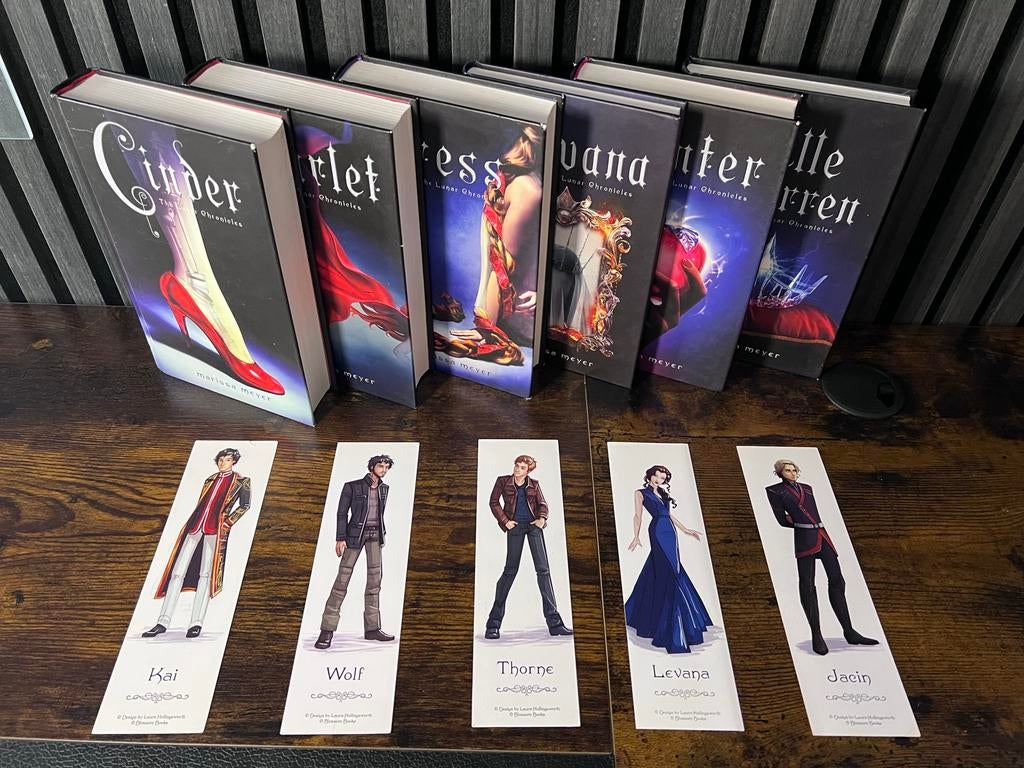 De Lunar Chronicles complete serie gesigneerd+boekenleggers, Boeken, Fantasy, Ophalen of Verzenden, Zo goed als nieuw
