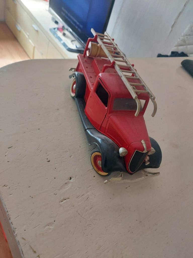 Solido V8 Ford Brandweerwagen Schaal 1:19, Ophalen of Verzenden, Gebruikt, Bus of Vrachtwagen