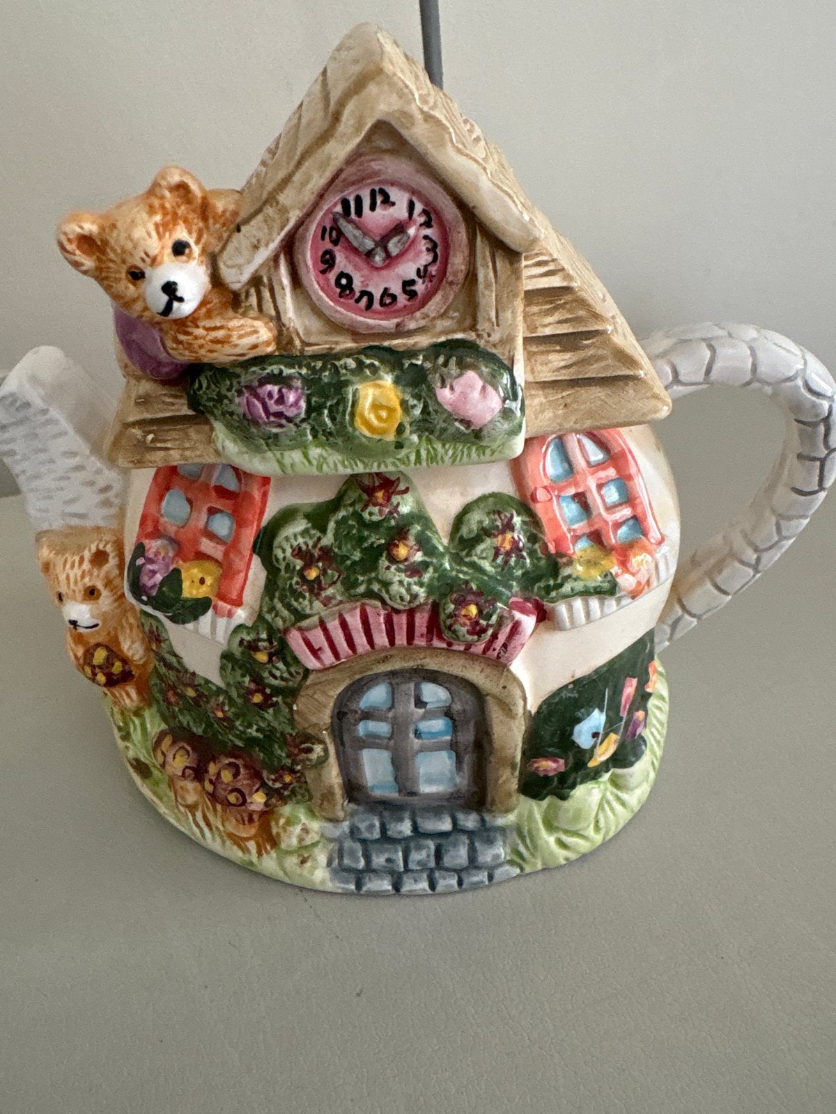 Unieke theepot in de vorm van een huisje met beertjes, Theepot/fluitketel, Ophalen of Verzenden, Zo goed als nieuw, Steen/keramiek