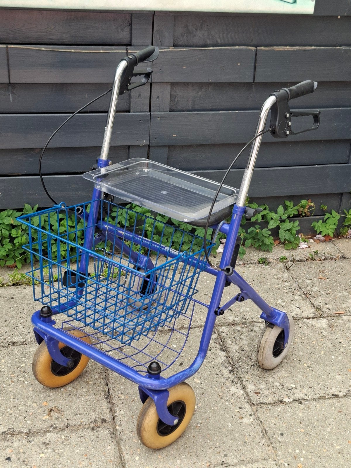 Degelijke opklapbare rollator met plateau en mandje., Ophalen, Opvouwbaar, Gebruikt