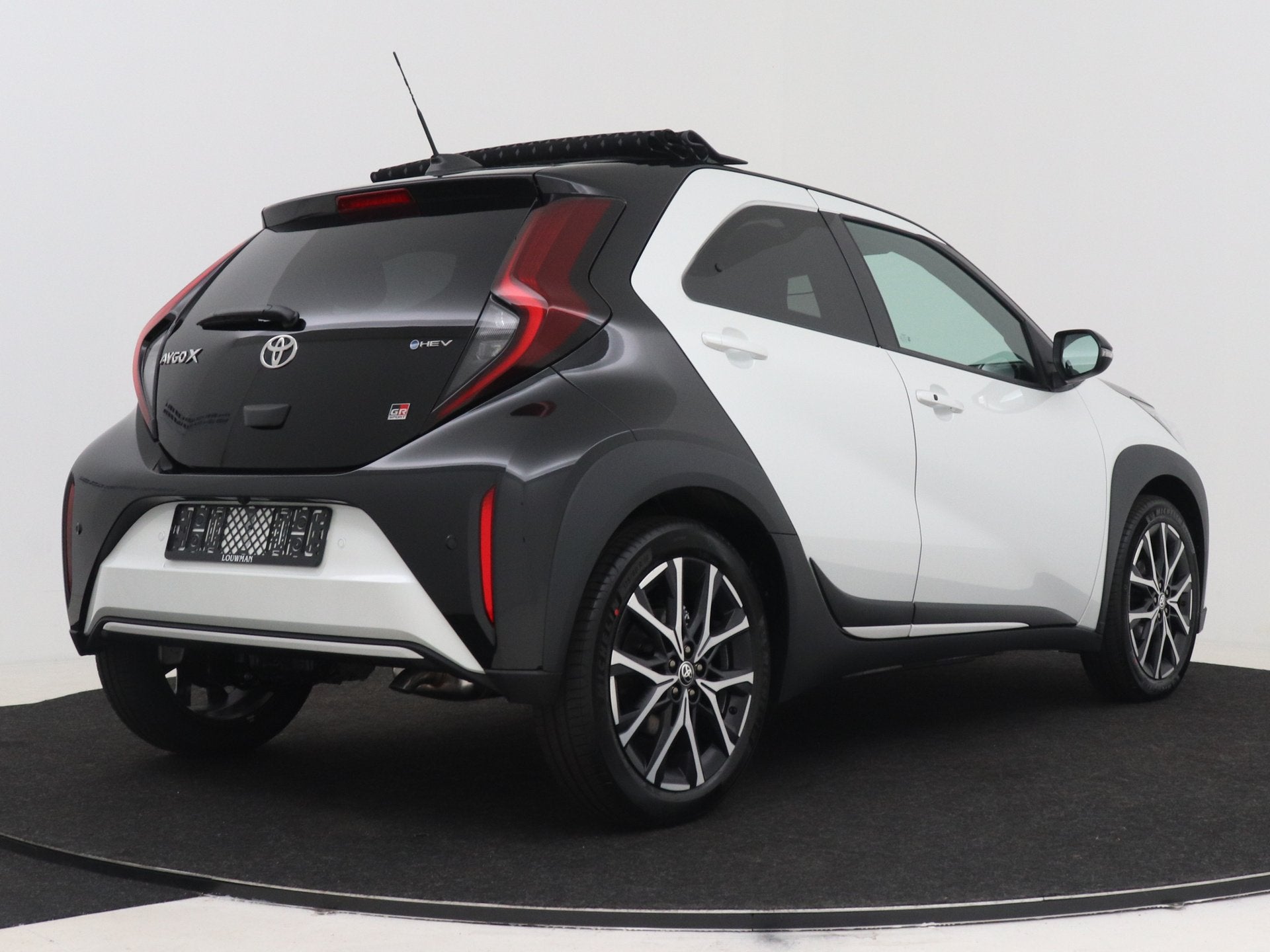 Toyota Aygo X Hybrid 115 GR Sport (bj 2026, automaat), 12 maanden, Zwart, 4 stoelen, 116 pk
