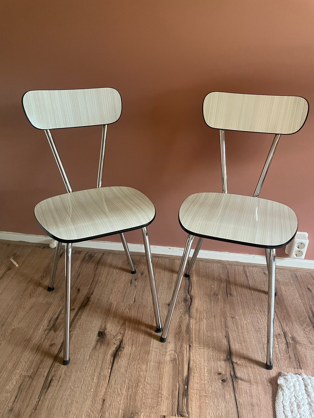 Twee formica stoeltjes | wit met licht streepje, Ophalen, Kunststof, Gebruikt, Twee