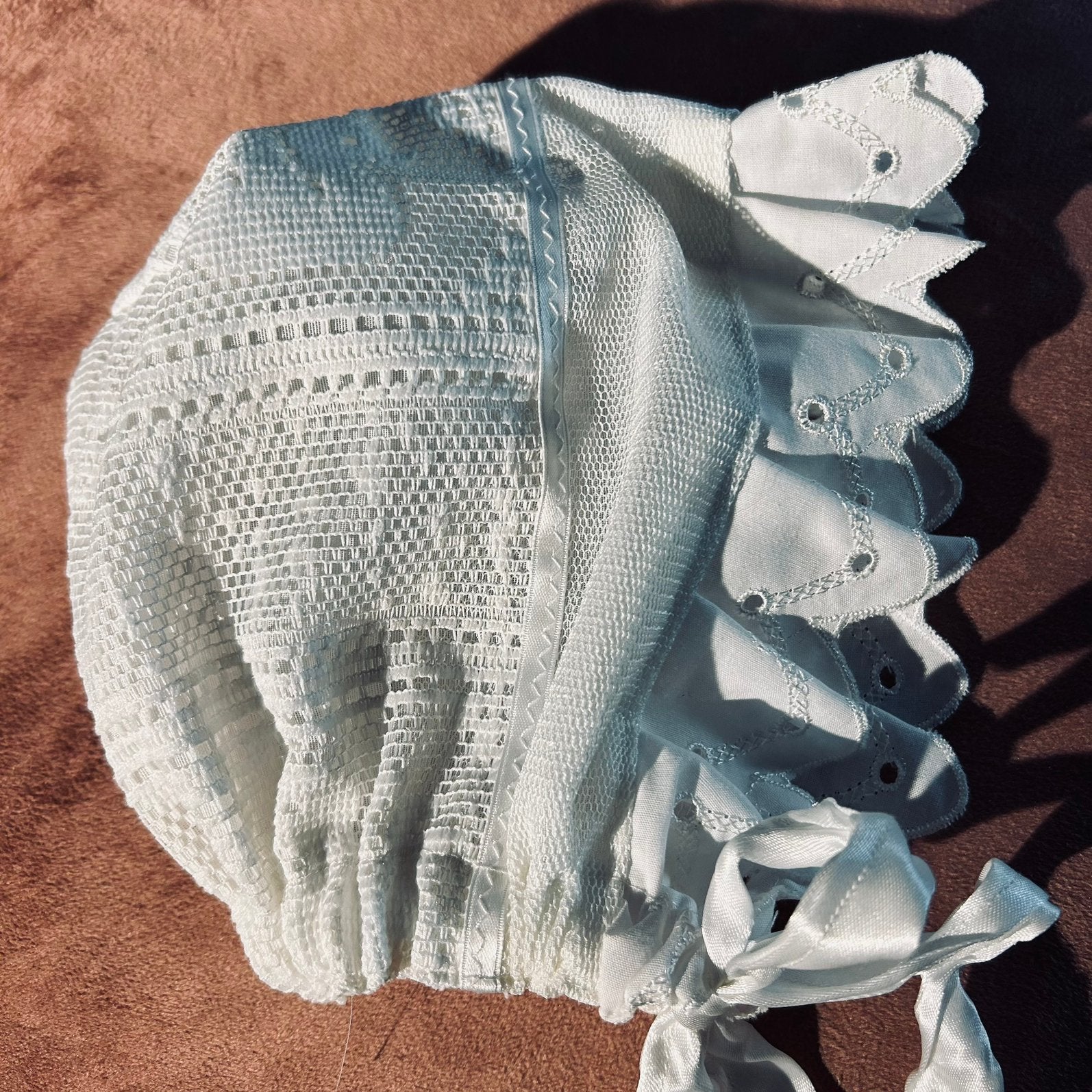 Brocante mutsje voor pop of baby, wit, broderie en kant, Ophalen of Verzenden, Zo goed als nieuw, X, Kleertjes