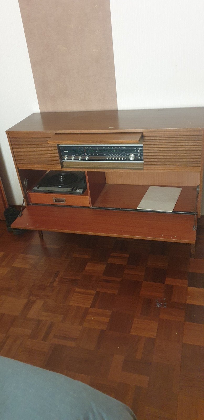 Tekoop  oud meubel met radio  en pick-up, Ophalen