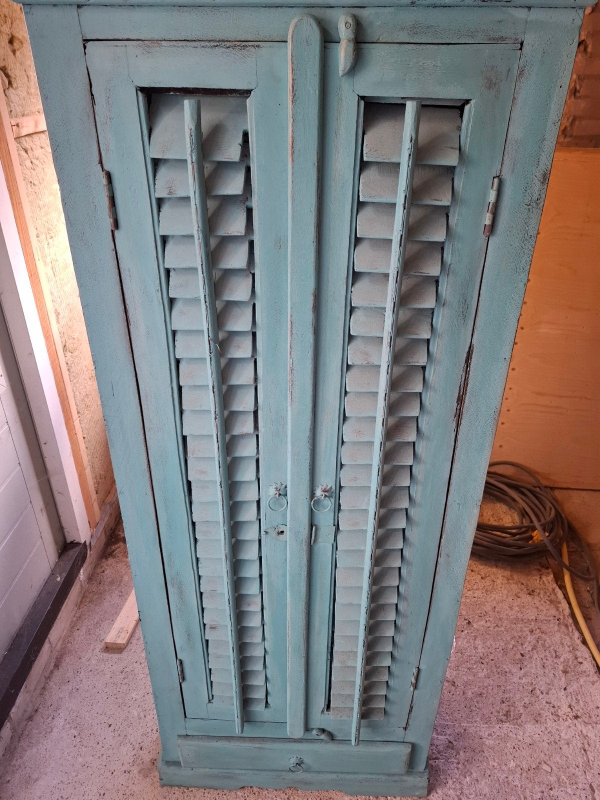 Vintage turquoise kast met jaloezieduren, Antiek en Kunst, Ophalen