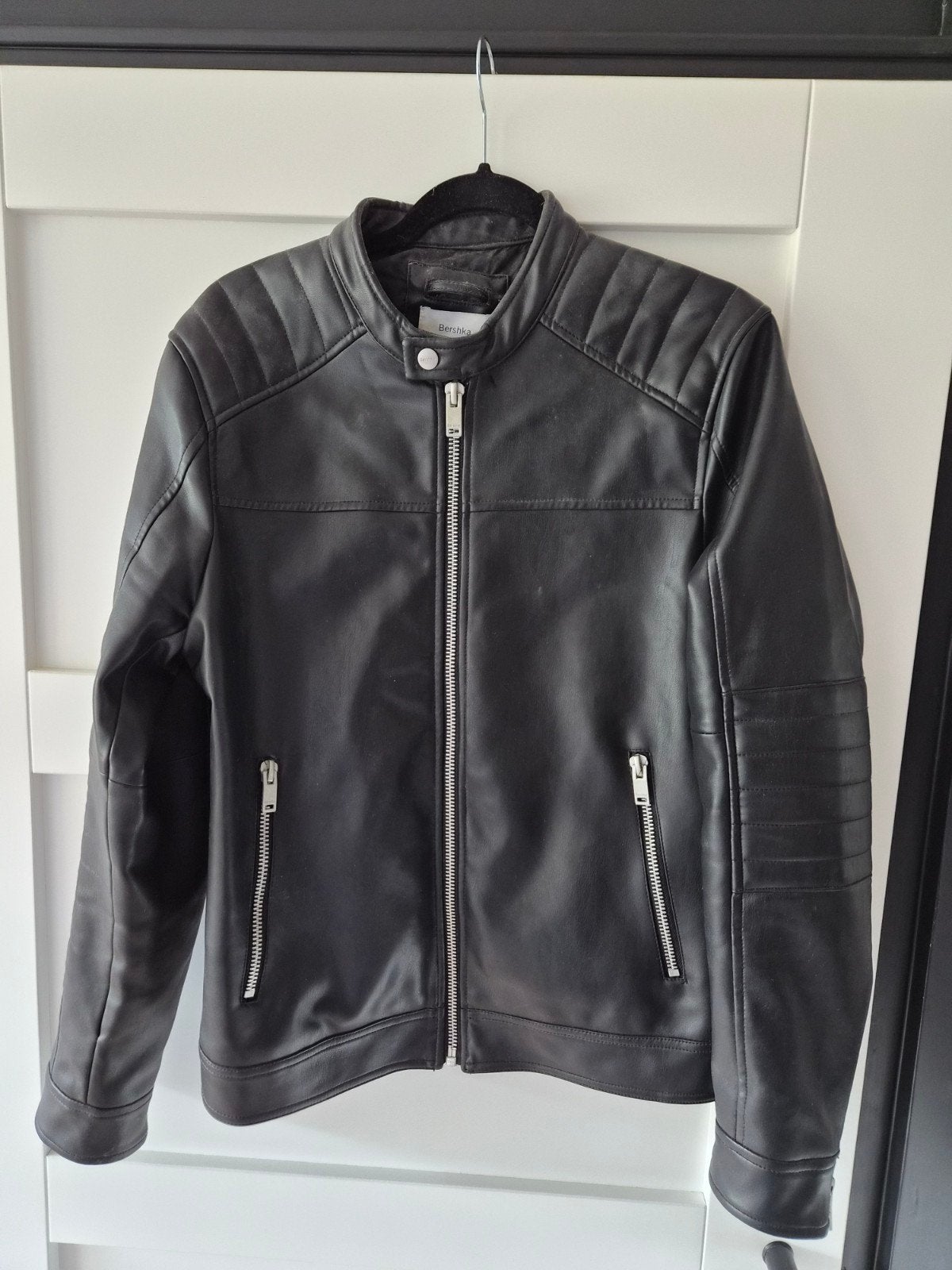 Bershka heren jack maat M, kraag licht beschadigd, Maat 48/50 (M), Zwart, Ophalen of Verzenden, Bershka
