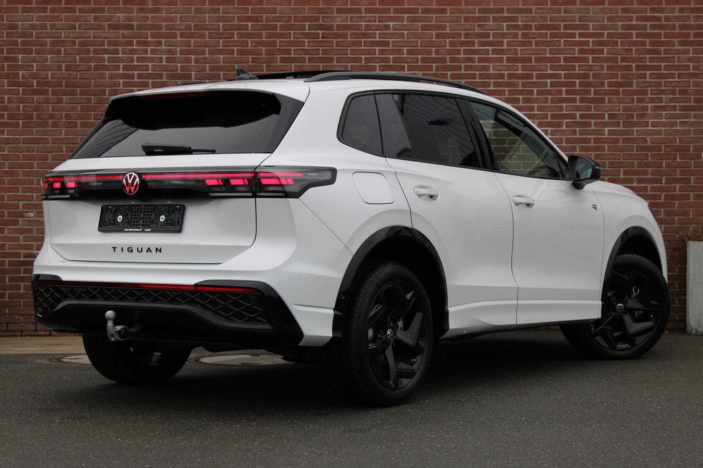 Volkswagen Tiguan 1.5 eHybrid 272PK R-Line Edition |HARMANN-, Auto's, Volkswagen, Zwart, 4 cilinders, 2000 kg, Wit