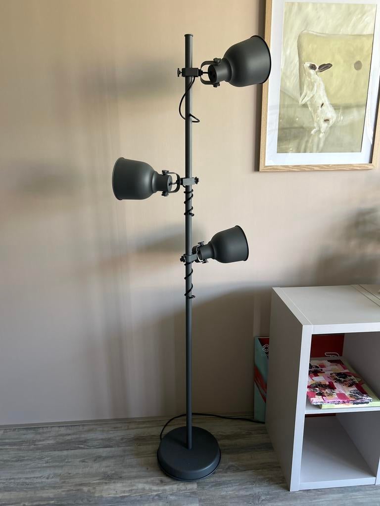Grijze vloerlamp met 3 verstelbare kappen en LED verlichting, Ophalen of Verzenden, Zo goed als nieuw, Metaal, 150 tot 200 cm
