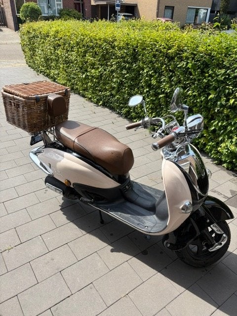 Grande Retro GT2 Snorscooter (25 km/u), Fietsen en Brommers, Zo goed als nieuw, Benzine, Ophalen, Overige merken