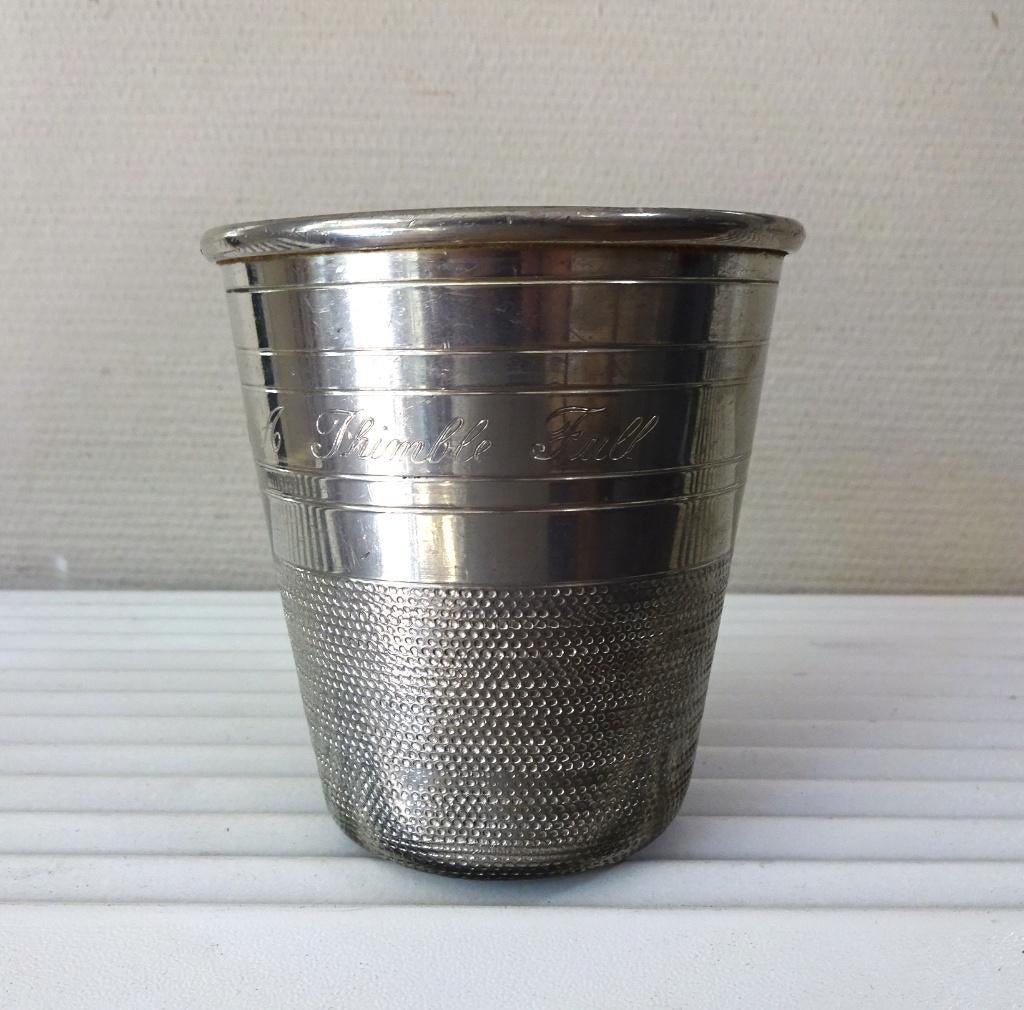 Whisky beker: vingerhoed met text. 'Just a Thimble Full', Antiek en Kunst, Ophalen of Verzenden