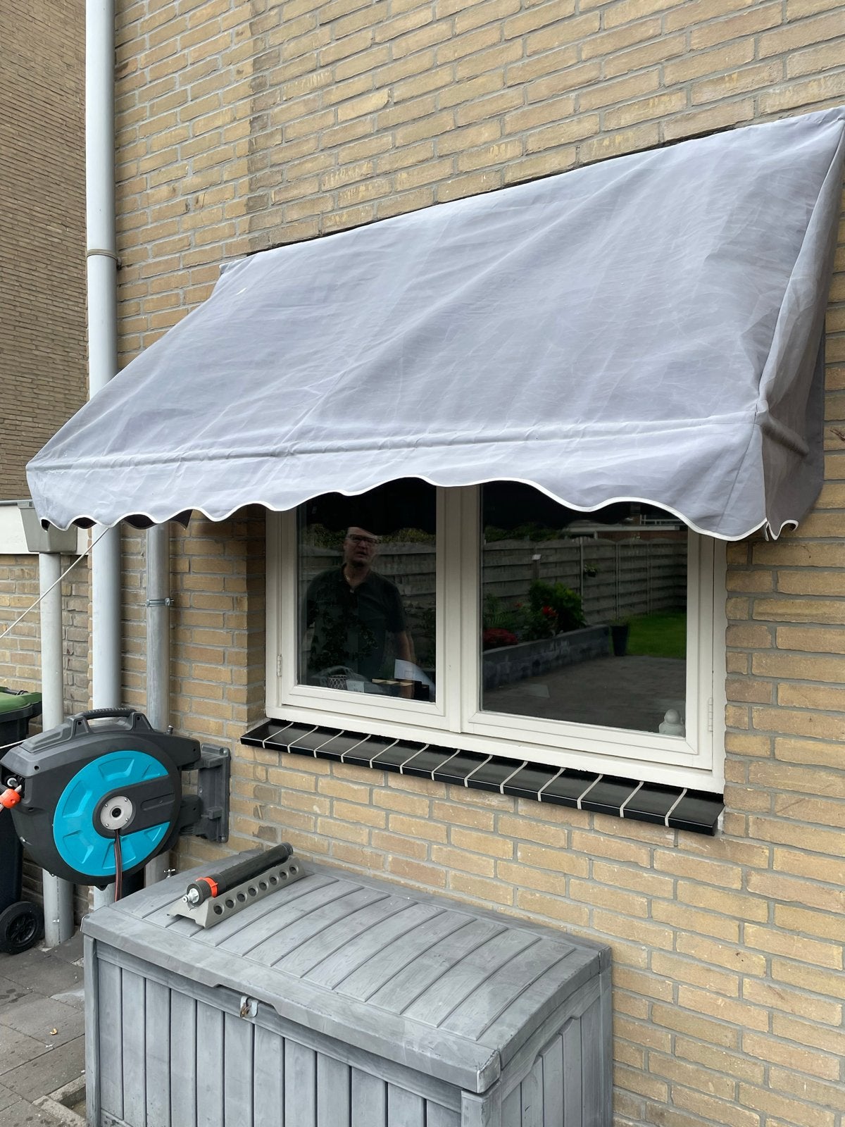 Grijs uitvalscherm voor raam - Zo goed als nieuw, Tuin en Terras, Zonneschermen, Ophalen, Gebruikt, Minder dan 250 cm, Uitvalscherm