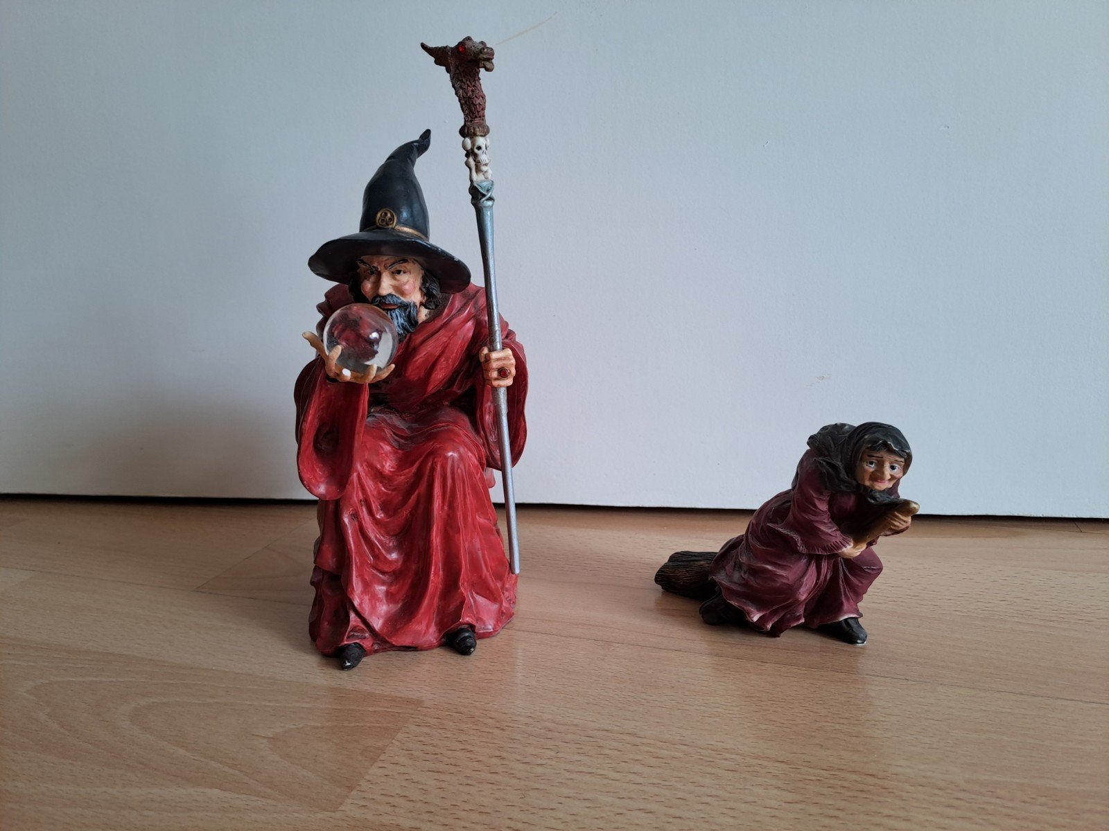 Tovernaar beeldje met staf + kristallen bol en kleine heks, Verzamelen, Ophalen of Verzenden, Zo goed als nieuw, Fantasy