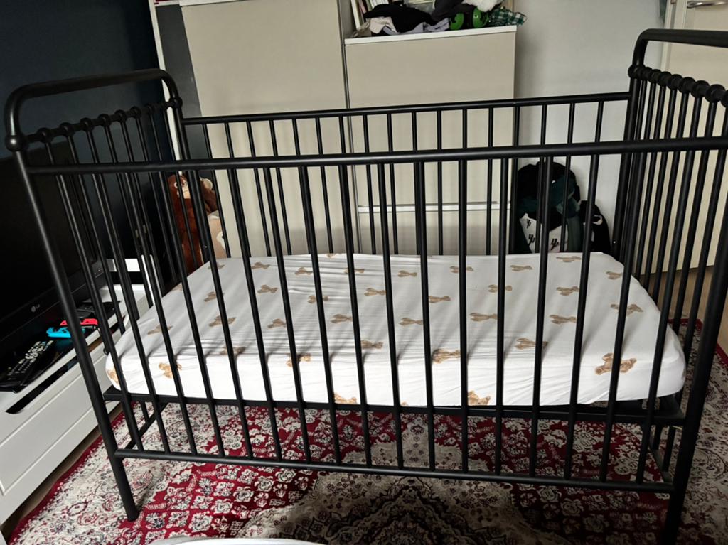 Stalen ledikant zwart, Kinderen en Baby's, Kinderkamer | Bedden, Ophalen, Zo goed als nieuw, Lattenbodem, Minder dan 140 cm