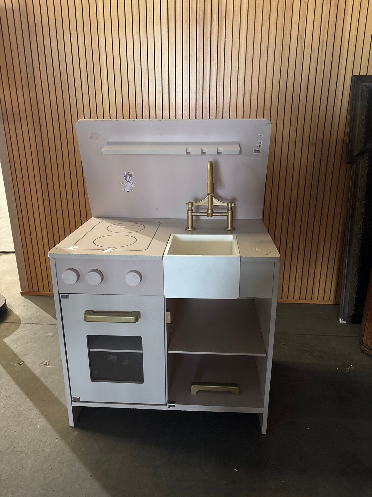 Houten petit amelie speelkeuken met gouden accenten, Gebruikt, ', Ophalen of Verzenden, Speelkeuken