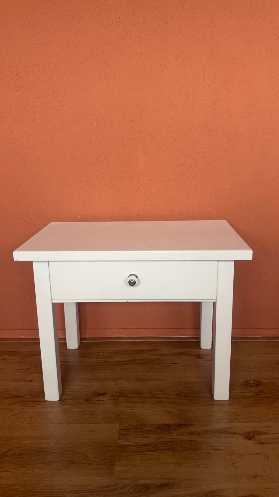 Wit bijzettafeltje / nachtkastje met lade, Ophalen, Zo goed als nieuw, Rechthoekig, Vintage, brocante