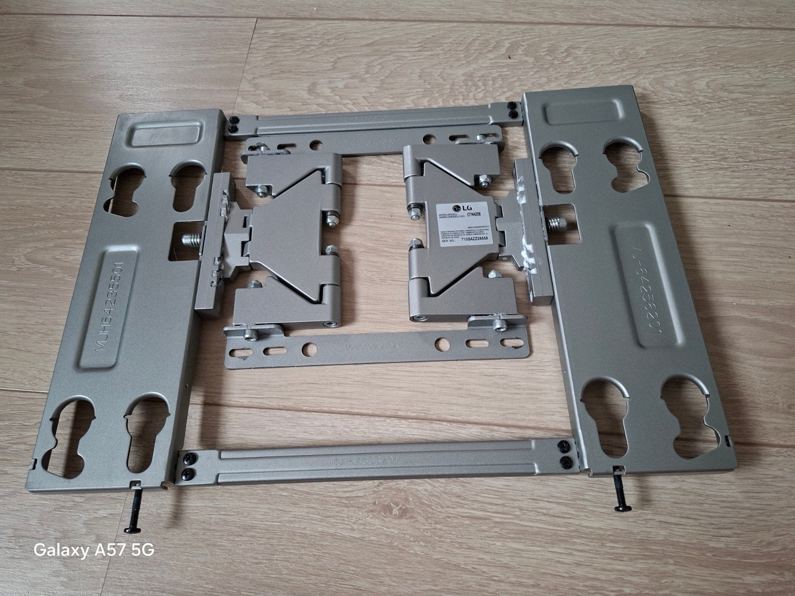 Uittrekbare TV Muurbeugel voor 55-65 inch TV's (LG OTW420B), Ophalen of Verzenden