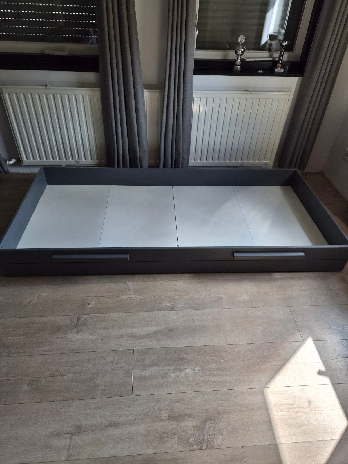 Opberglade - Grijs (eventueel te verven), Huis en Inrichting, Slaapkamer | Bedden, Ophalen, Gebruikt, Eenpersoons, Overige maten