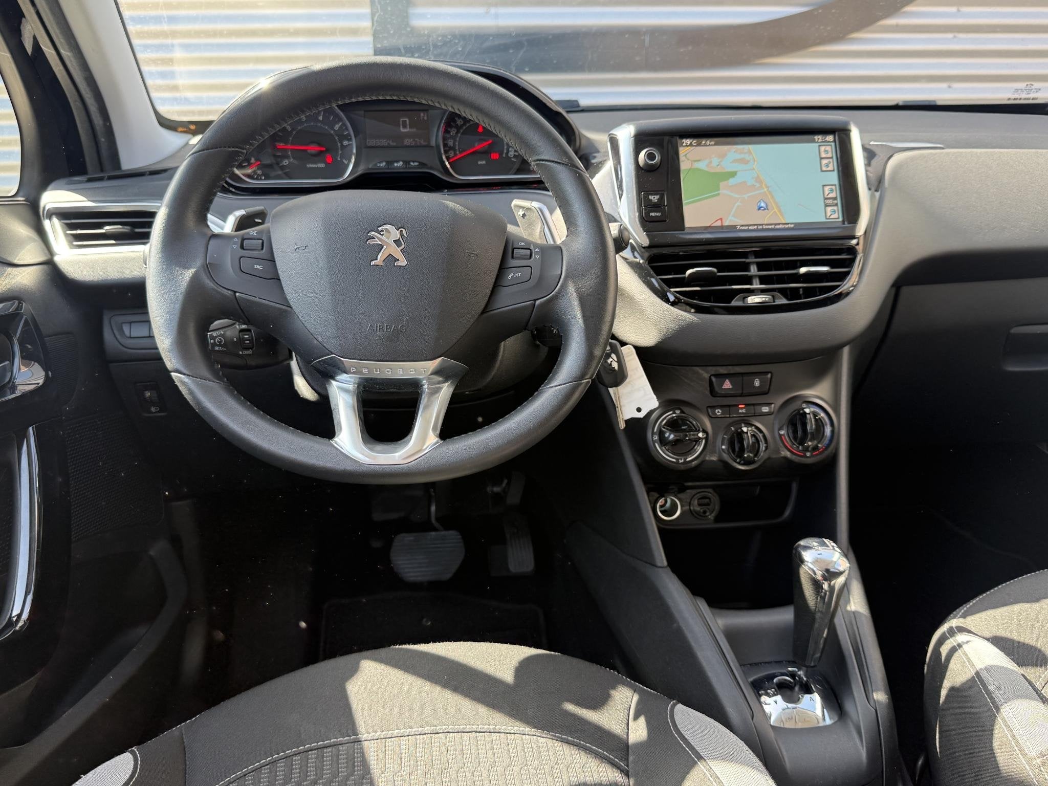 Peugeot 208 1.2 e-VTi Style Navi|Cruise|Airco|D-riem vv in 2, Stof, 1199 cc, 82 pk, Zwart