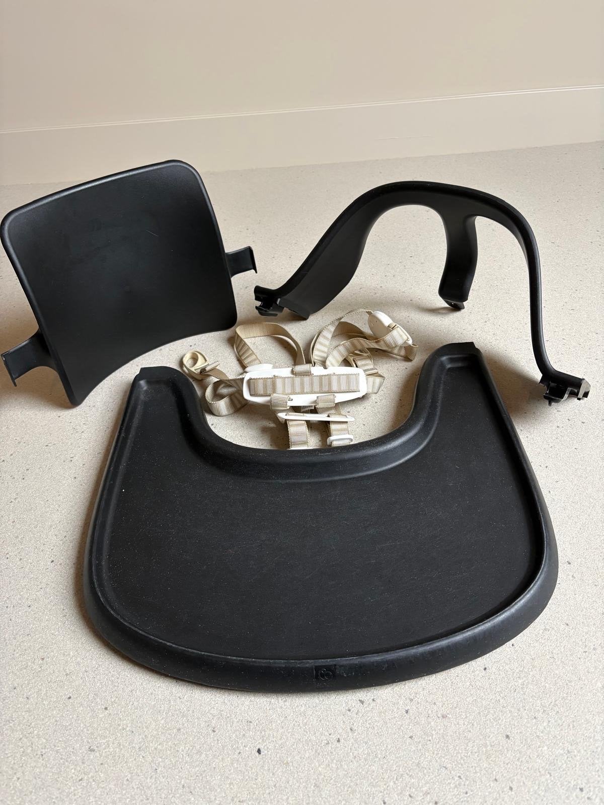 Stokke Tripp Trapp: tafelblad, zitje, rugleuning, gordel, Ophalen, Gebruikt, Meegroeistoel, Afneembaar eetblad