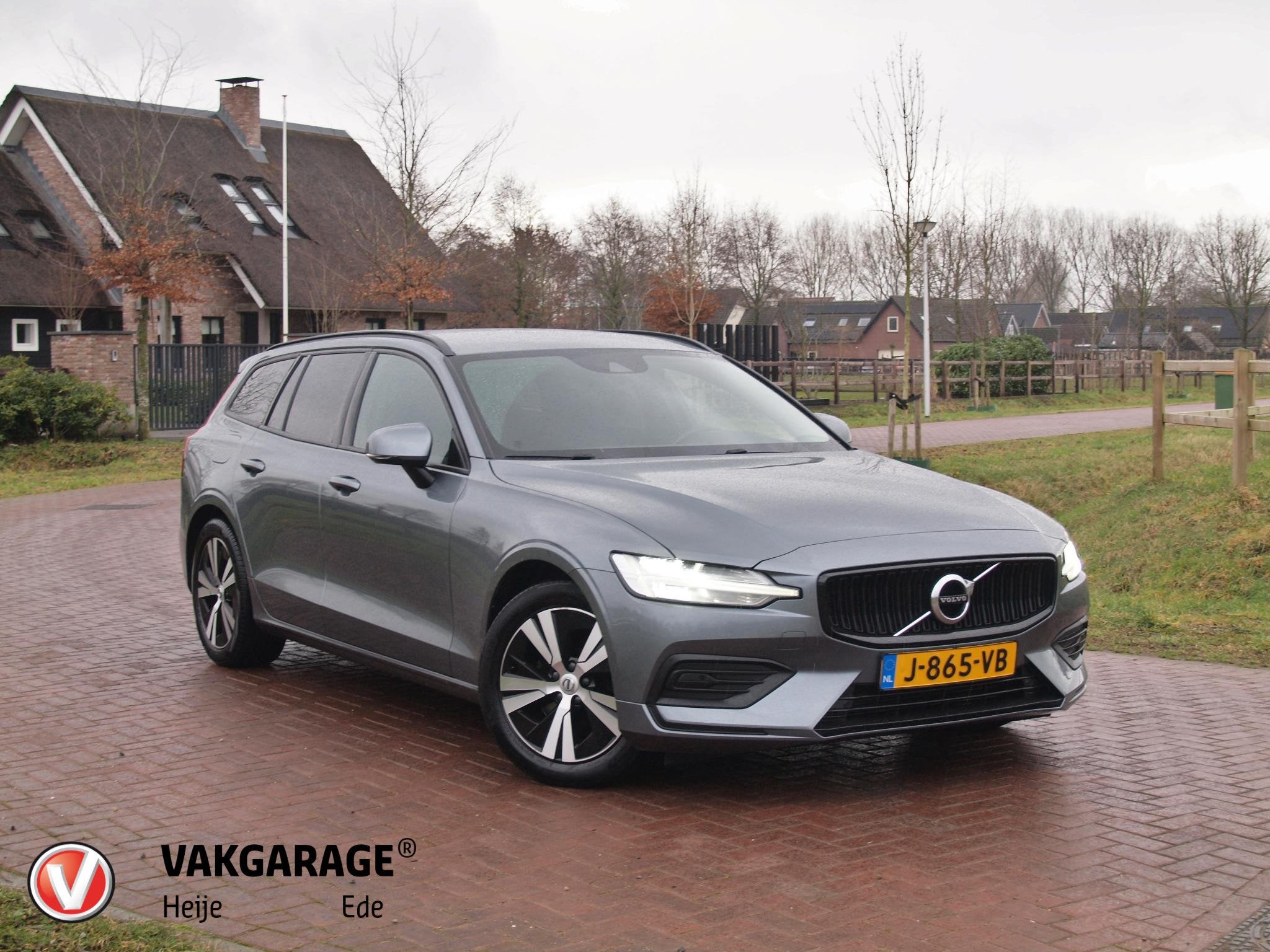Volvo V60 2.0 B3 Momentum Advantage | Camera | Trekhaak | Ap, Dealer onderhouden, Euro 6, 4 cilinders, 1969 cc