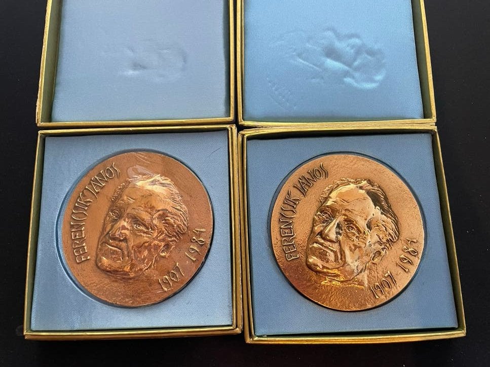 2x Ferenc Sik Janos Herdenkingsmedaille Brons 1907-1984, Ophalen of Verzenden, Brons, Buitenland