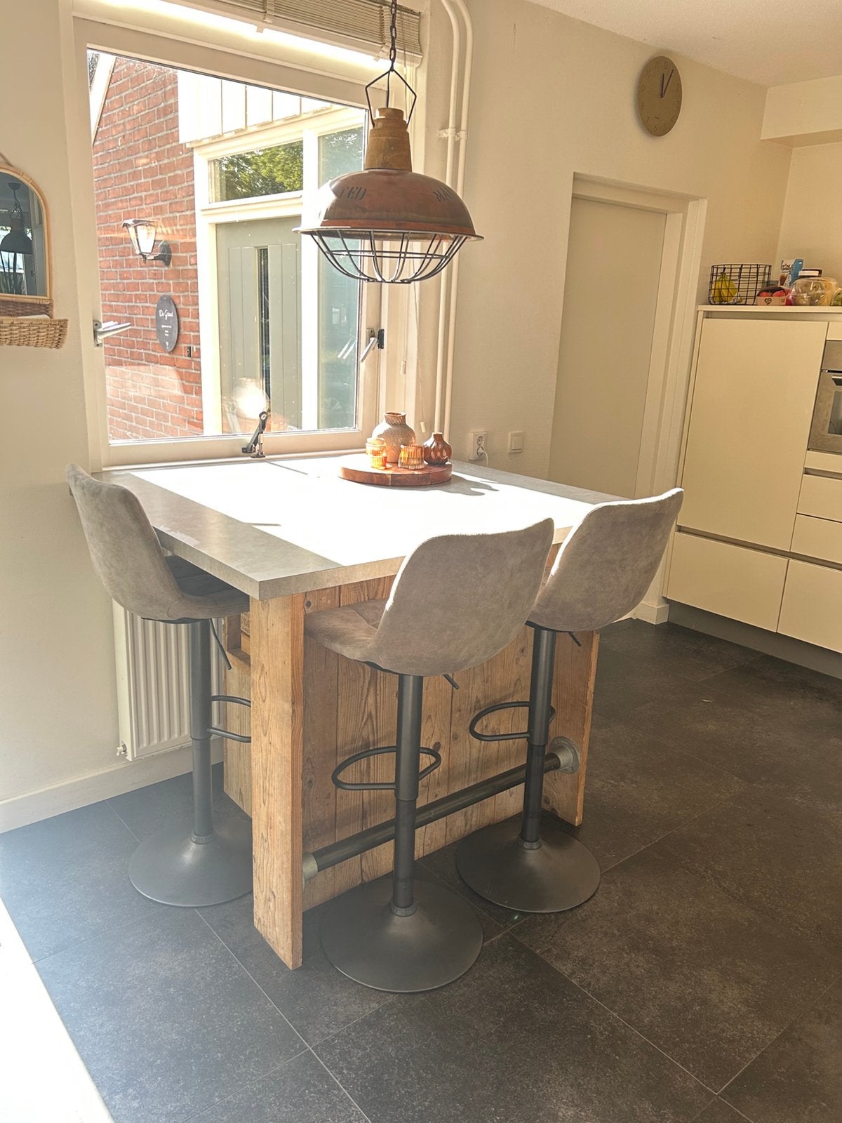 Bartafel met hout en betonlook, Ophalen, Zo goed als nieuw