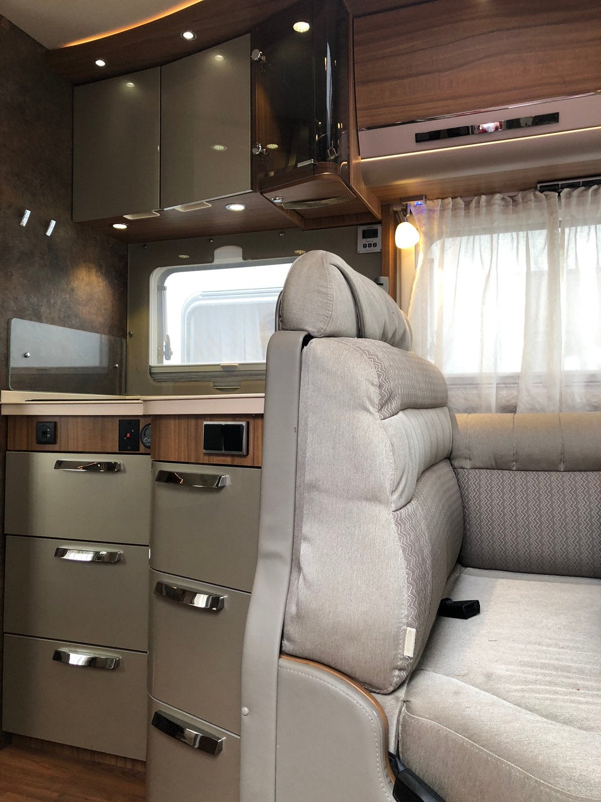 Hymer B598 180pk Queensbed + Hefbed + XL garage COMPLEET!, Caravans en Kamperen, Campers, Integraal, Particulier, Hymer, Tot en met 4