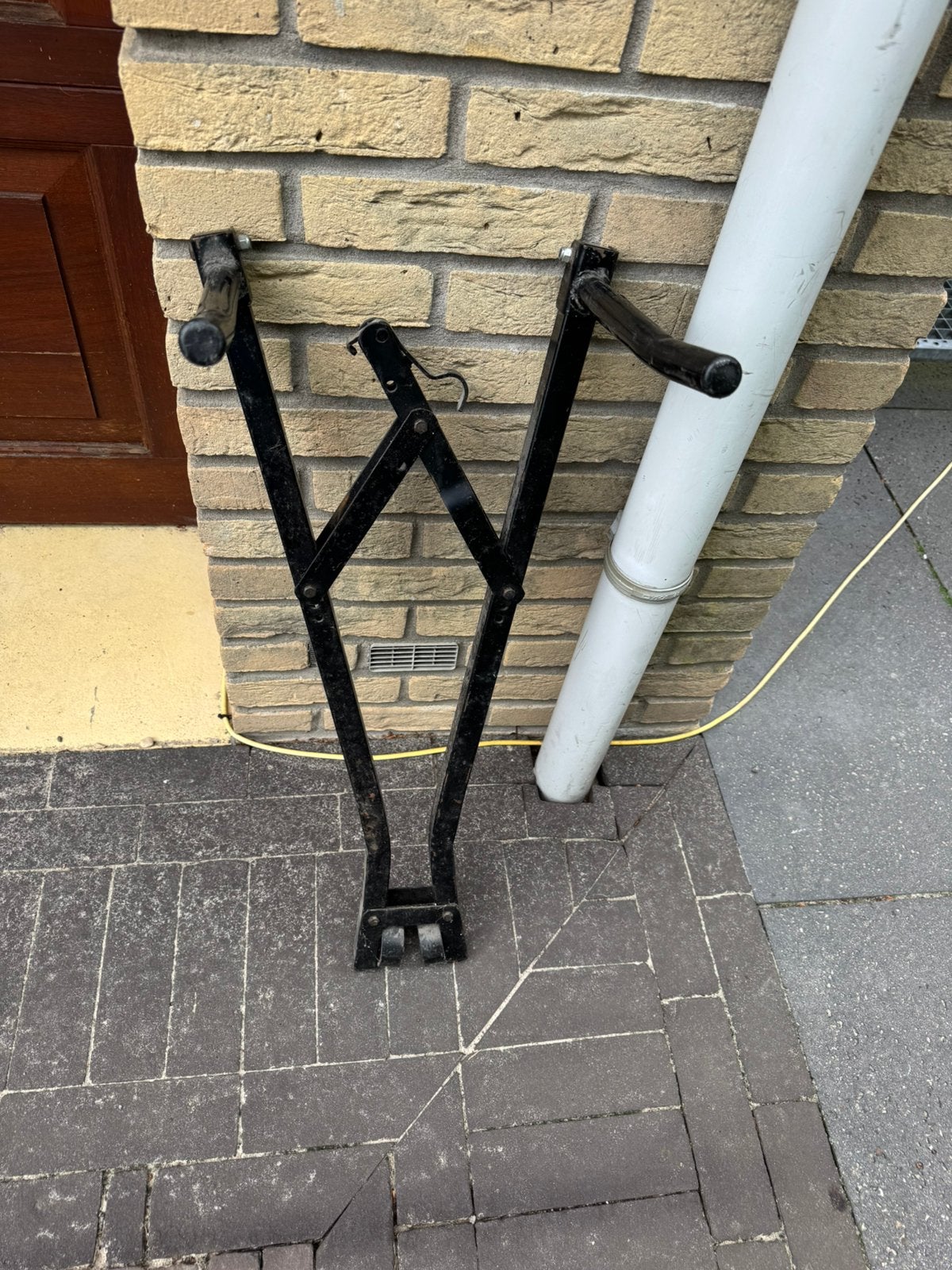 Aangeboden: eenvoudige schaar fietsendrager, Auto diversen, Fietsendragers, Ophalen of Verzenden, 2 fietsen, Gebruikt, Trekhaakdrager