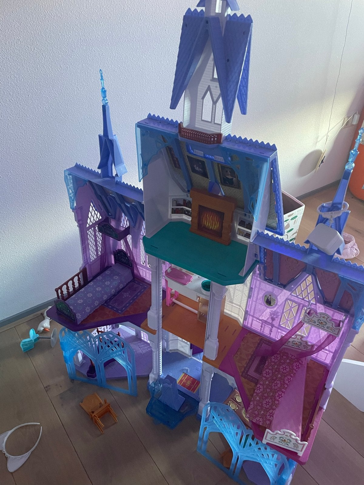 Groot Frozen poppenkasteel met meubilair - 150x100 cm, Ophalen, Gebruikt, Overige typen