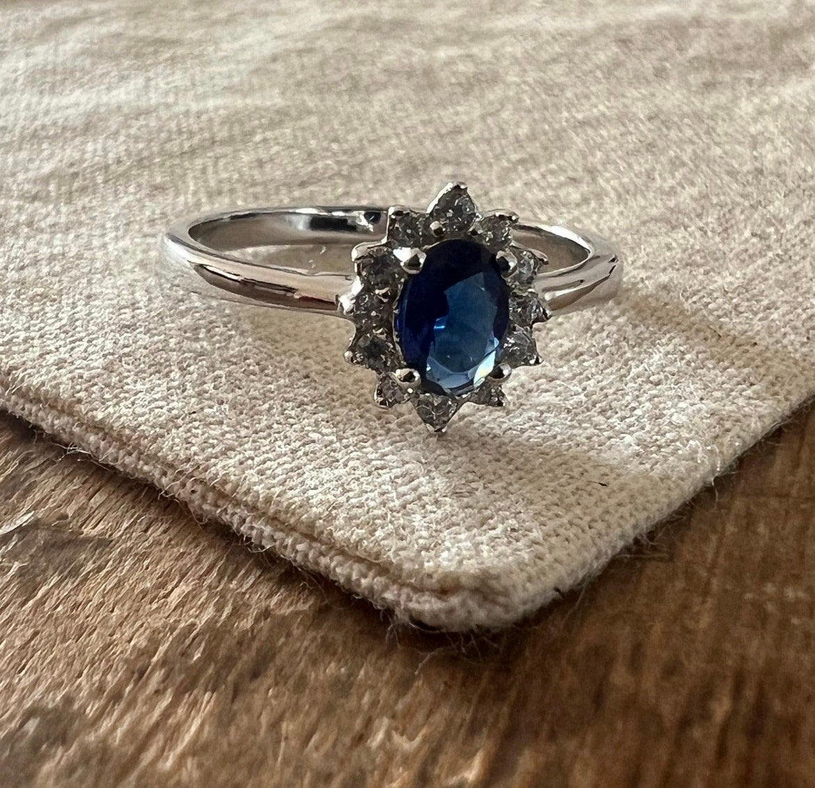 Zilveren 925 Lady Di ring blauwe en witte stenen maat 17,5, Verzenden, Zo goed als nieuw, 17 tot 18, Dame