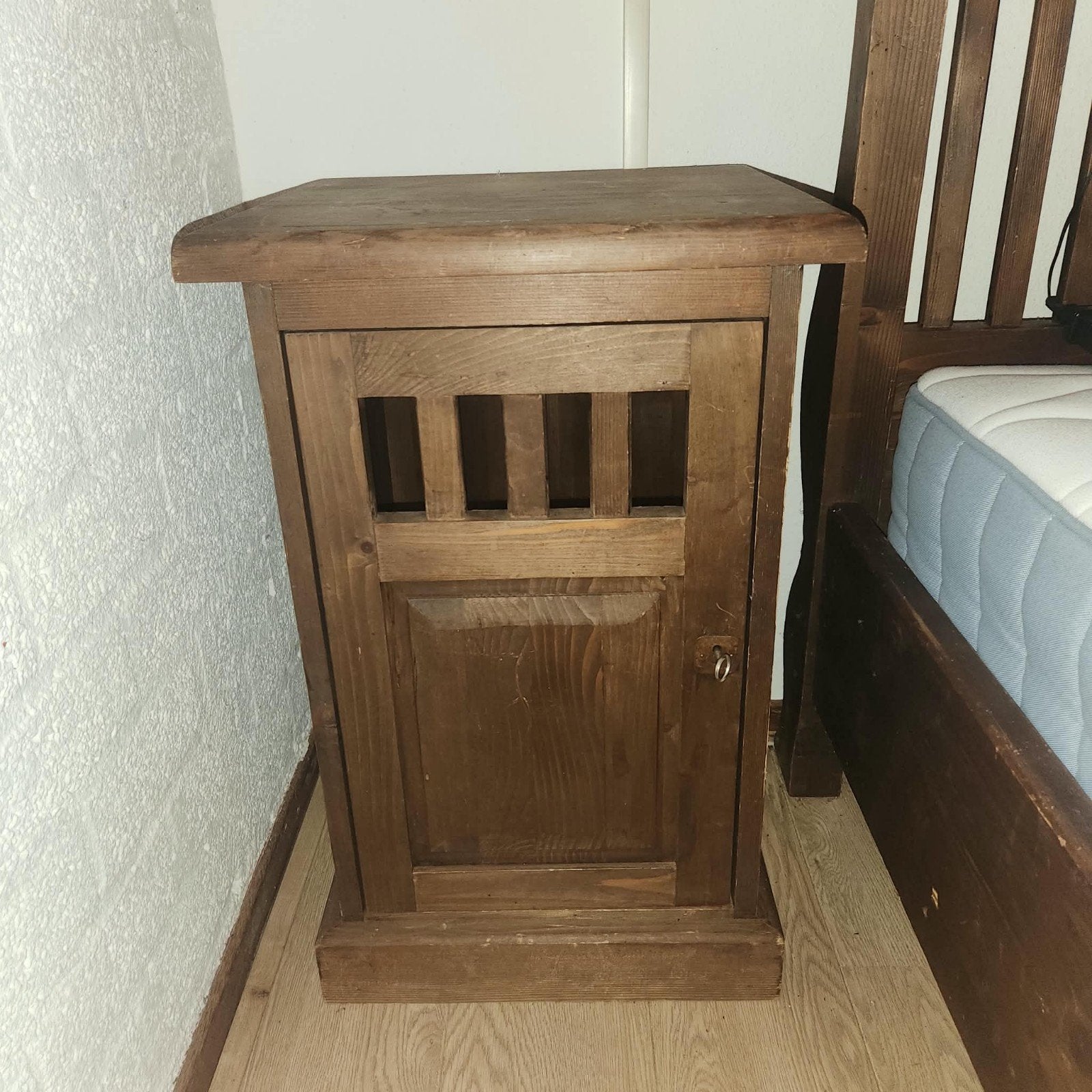 Twee massief houten nachtkastjes, Huis en Inrichting, Ophalen, Gebruikt, Minder dan 45 cm, 55 tot 70 cm