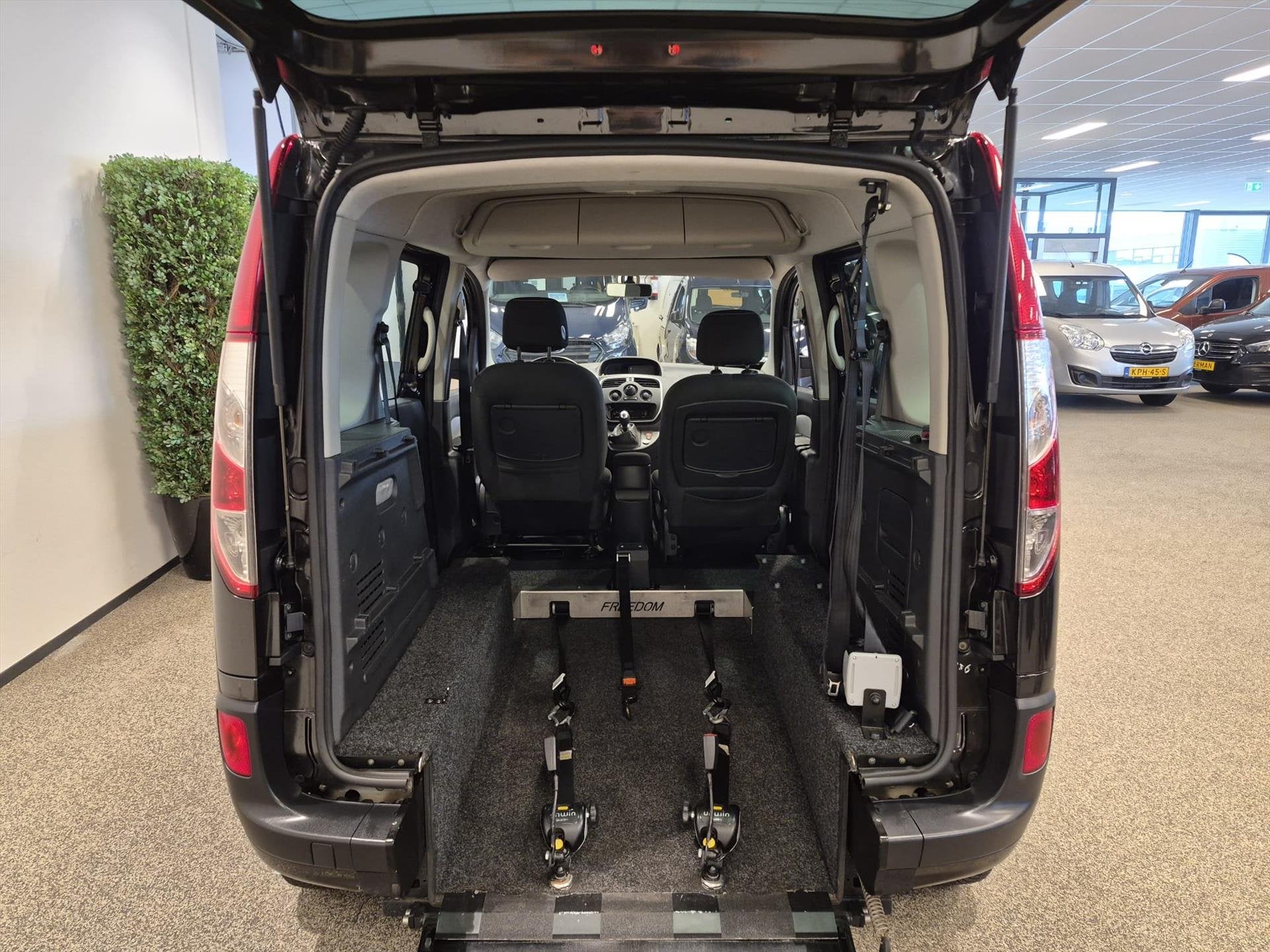 Renault Kangoo Rolstoelauto XXL-Ombouw 150cm incl. lier, Stof, Gebruikt, Elektrische ramen, Zwart