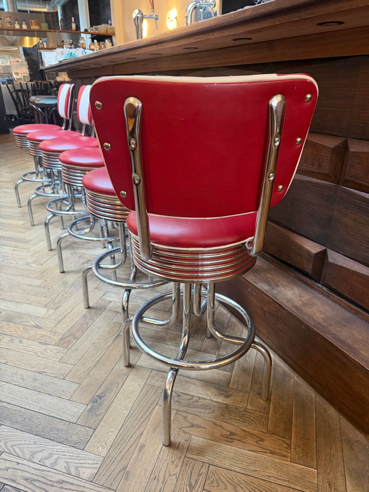 Foto 5 van Set van 6 retro barkrukken - rood/wit, draaibaar, met rugleu