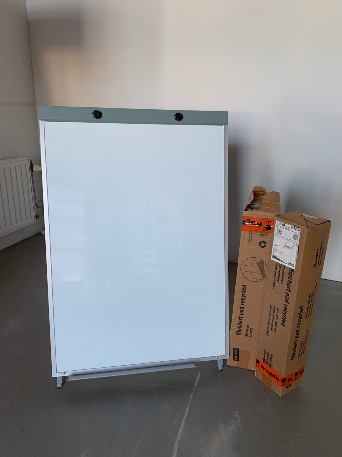 Whiteboard met flipboard - inclusief 2 rollen papier, Huis en Inrichting, Ophalen, Zo goed als nieuw, Magneetbord