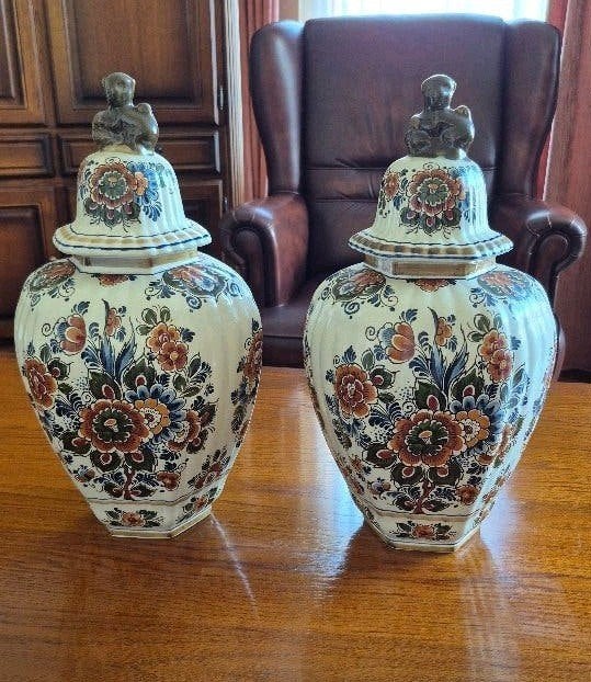 2 handgeschilderde Delfts vazen met deksel, Antiek en Kunst, Ophalen of Verzenden