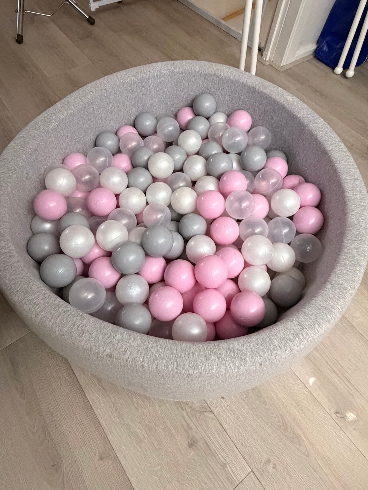 Ballenbak met ballen - Grijs, roze, wit, Ophalen, Zo goed als nieuw, Jongen of Meisje