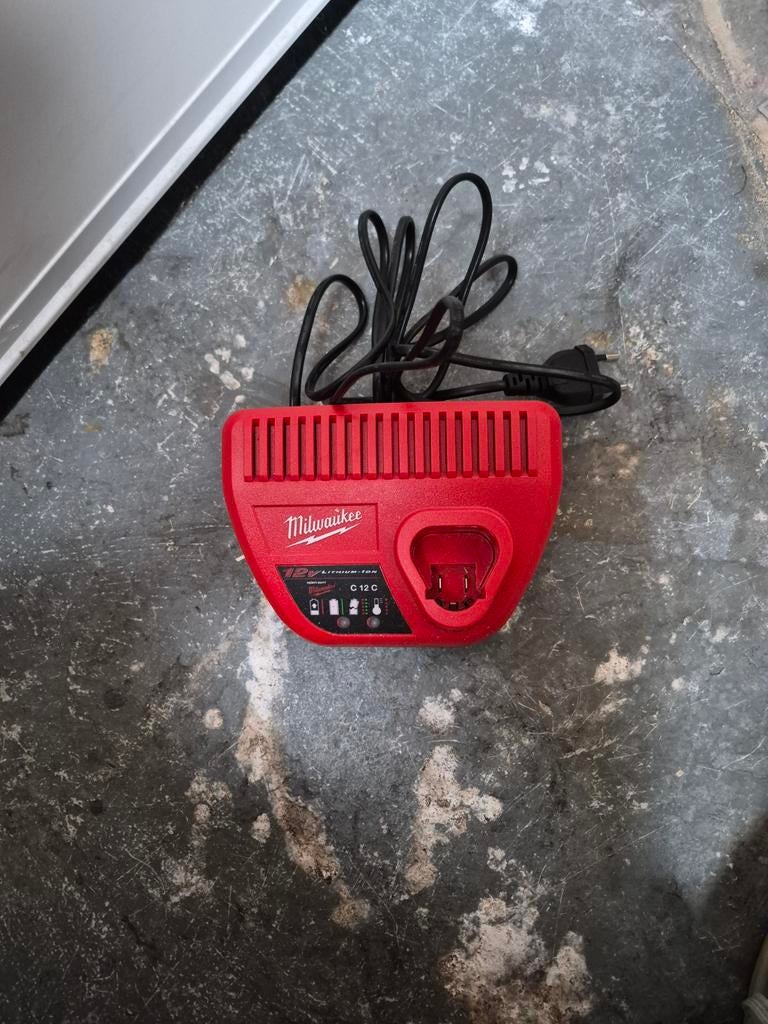 Milwaukee C12 C Acculader 12V, Ophalen of Verzenden, Gebruikt