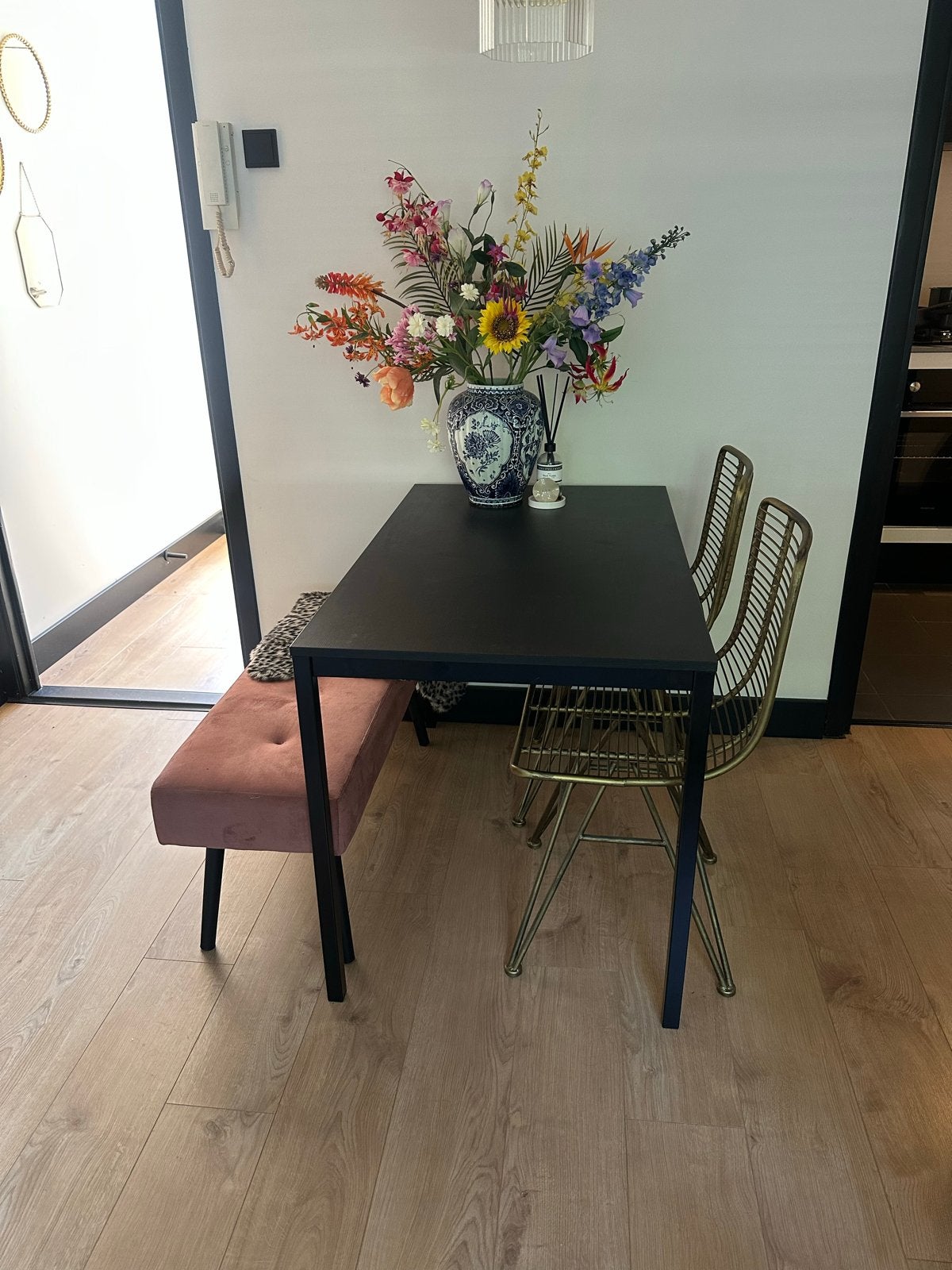 IKEA eettafel zwart met metalen onderstel, 100 tot 150 cm, Zo goed als nieuw, Metaal, Vier personen