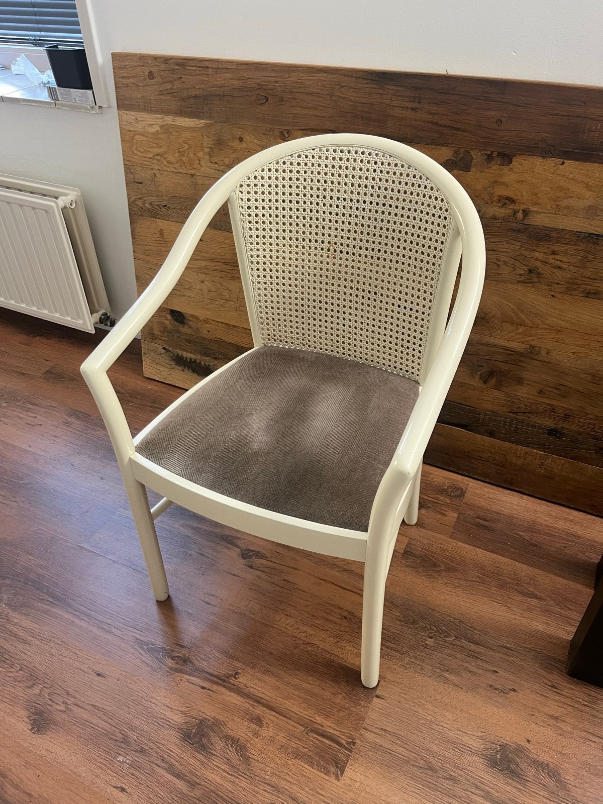 4 stoelen met rotan rugleuning - Gratis af te halen, Huis en Inrichting, Ophalen, Gebruikt, Wit, Vier