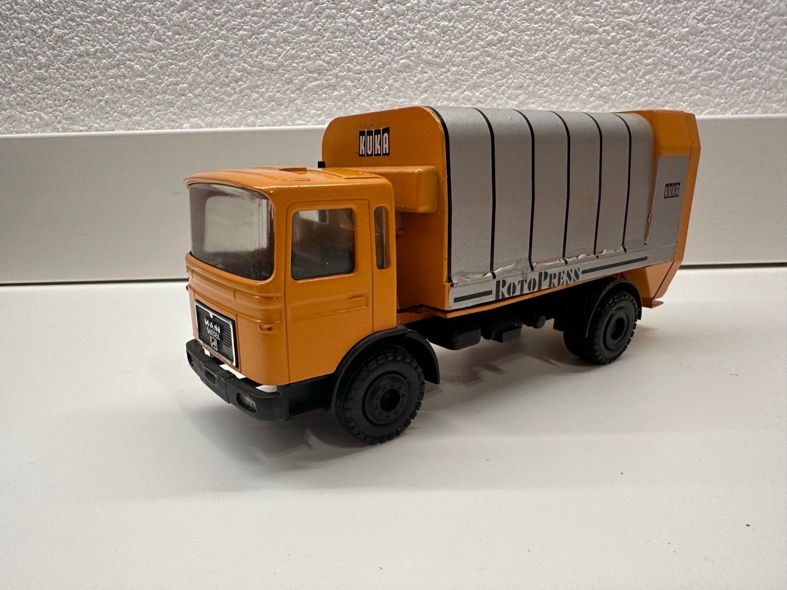 Conrad MAN Diesel Kuka Rotopress vuilniswagen, Hobby en Vrije tijd, Modelauto's | 1:50, Ophalen of Verzenden, Gebruikt, Bus of Vrachtwagen