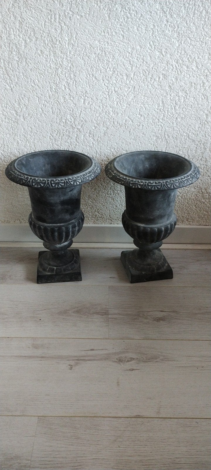 Set van 2 klassieke zwaar metalen plantenbakken/vazen - donk, Ophalen, Gebruikt, Grijs, Geschikt voor buiten